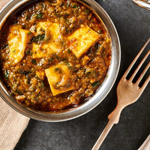 Palak paneer in an Indian bowl from above.