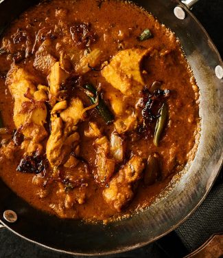 Indian hotel chicken dopiaza in a karai bowl from above