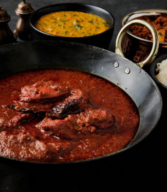 Chicken vindaloo in a kadai from the front.