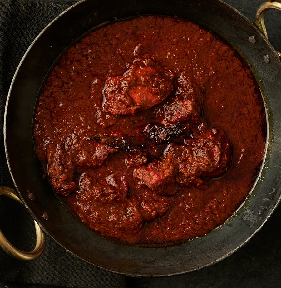 Chicken tikka vindaloo - hotel style in a kadai from above.